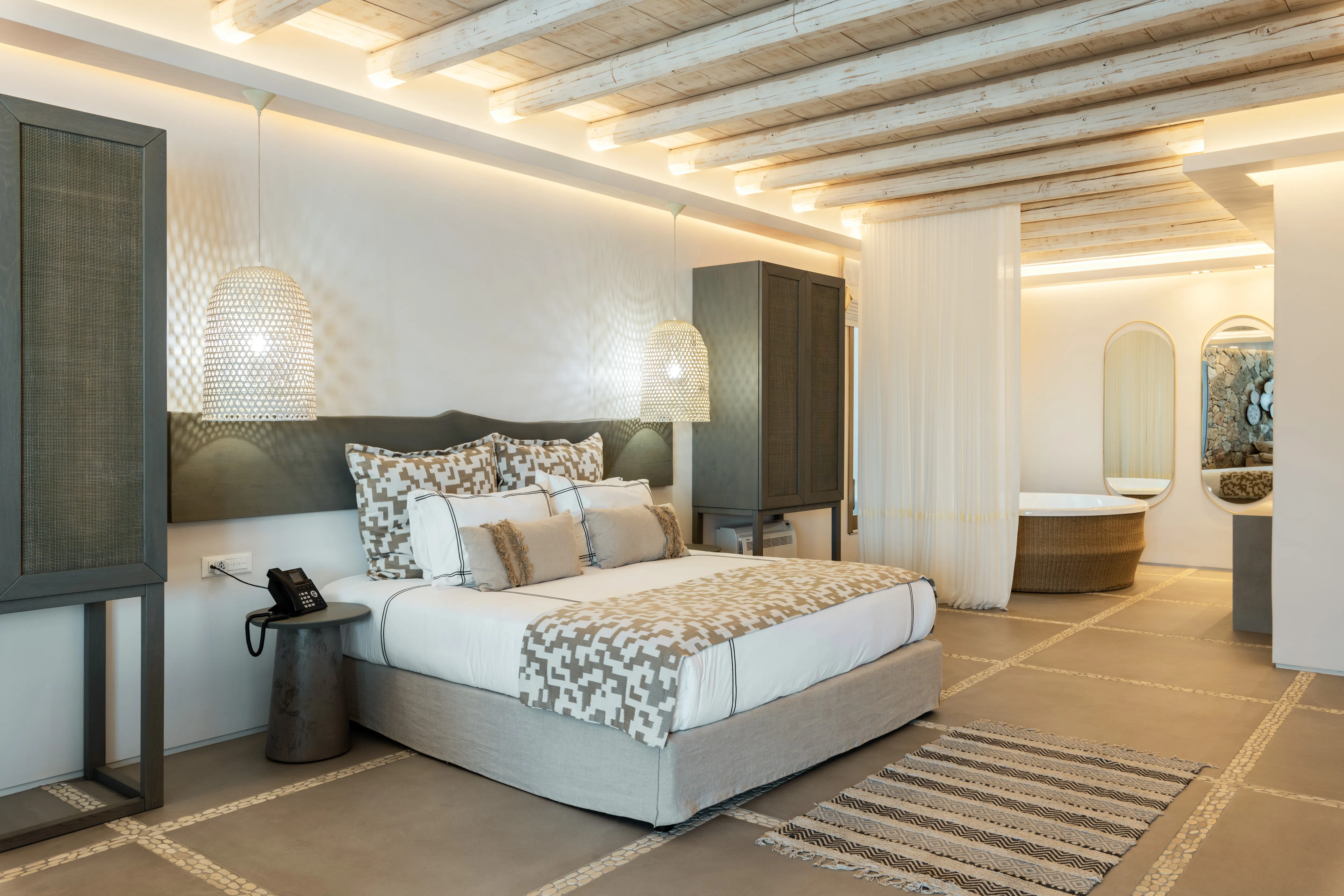 Second Unit – left building _ pool level _ suite 6jpg (3)