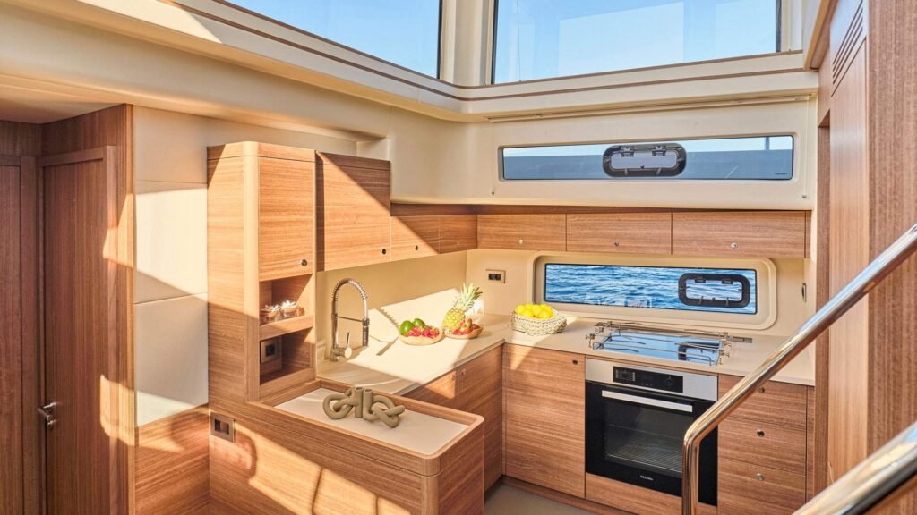 myc-4yot-eazyblue-omikron-yacht-070-xl