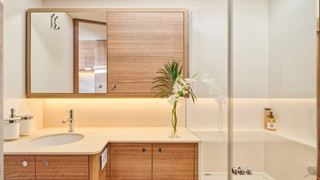 myc-4yot-eazyblue-omikron-yacht-100-xl