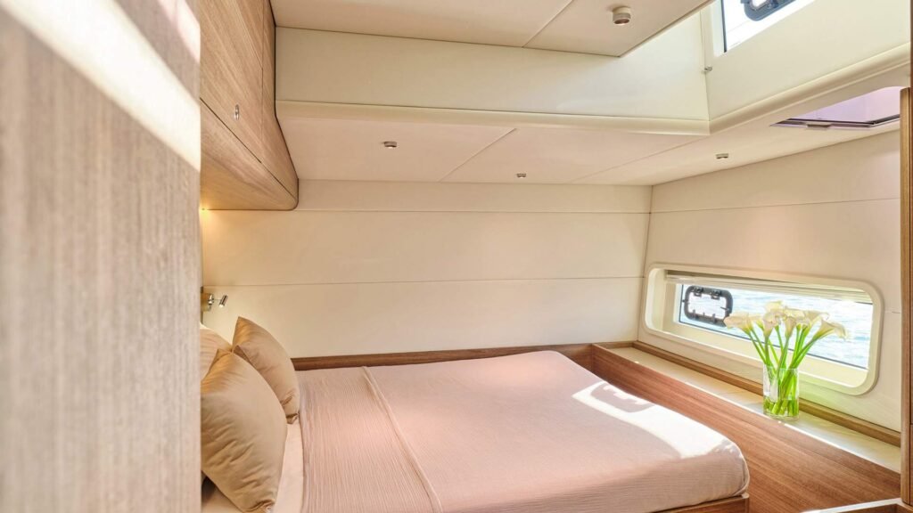 myc-4yot-eazyblue-omikron-yacht-120-xl