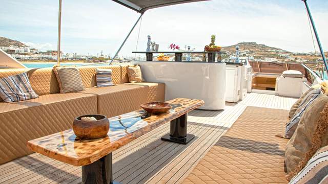 myc-myc-eazyblue-super-phantom-85-mykonos-membership-yachting-club-040-m (1)